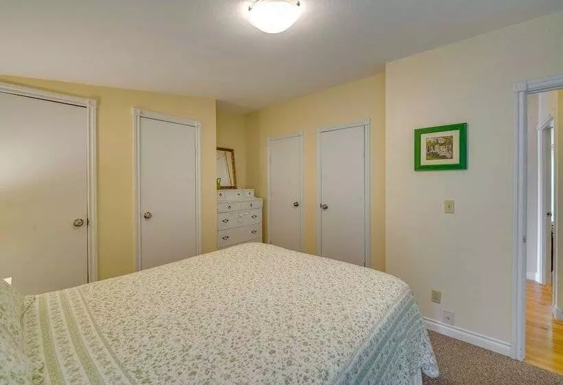 Cozy Langley Retreat: Water Views & Beach Access