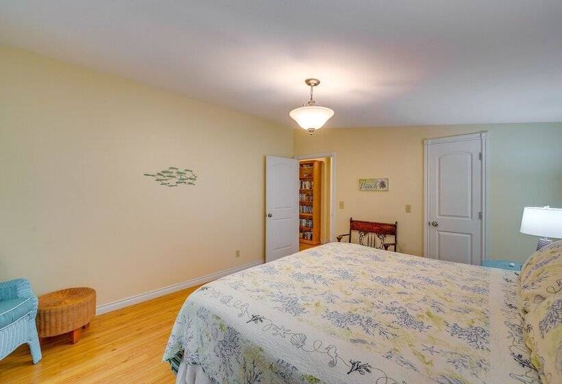 Cozy Langley Retreat: Water Views & Beach Access