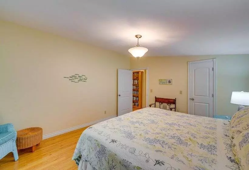 Cozy Langley Retreat: Water Views & Beach Access