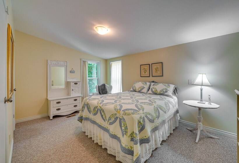 Cozy Langley Retreat: Water Views & Beach Access