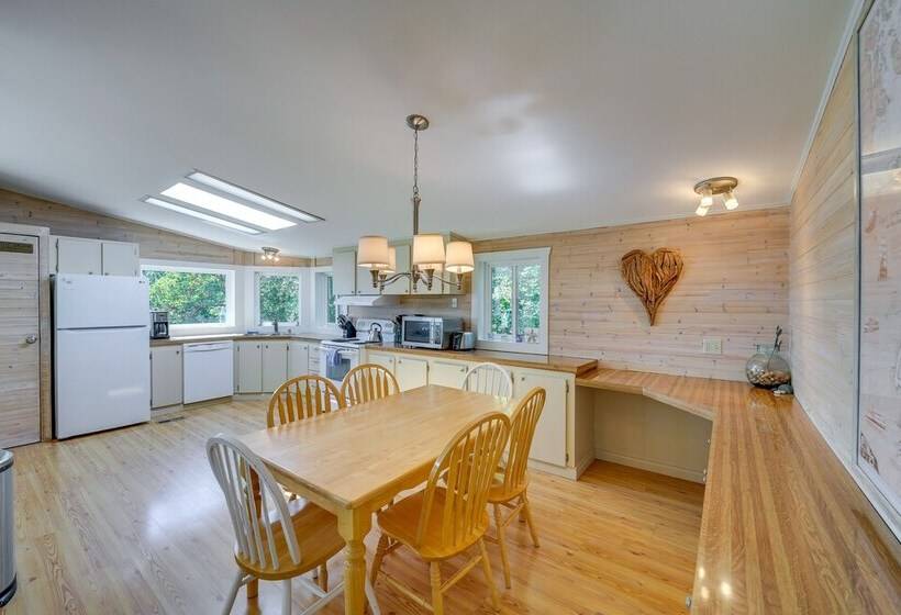 Cozy Langley Retreat: Water Views & Beach Access