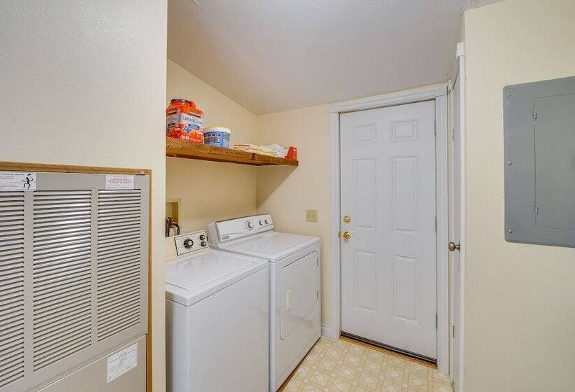 Cozy Langley Retreat: Water Views & Beach Access