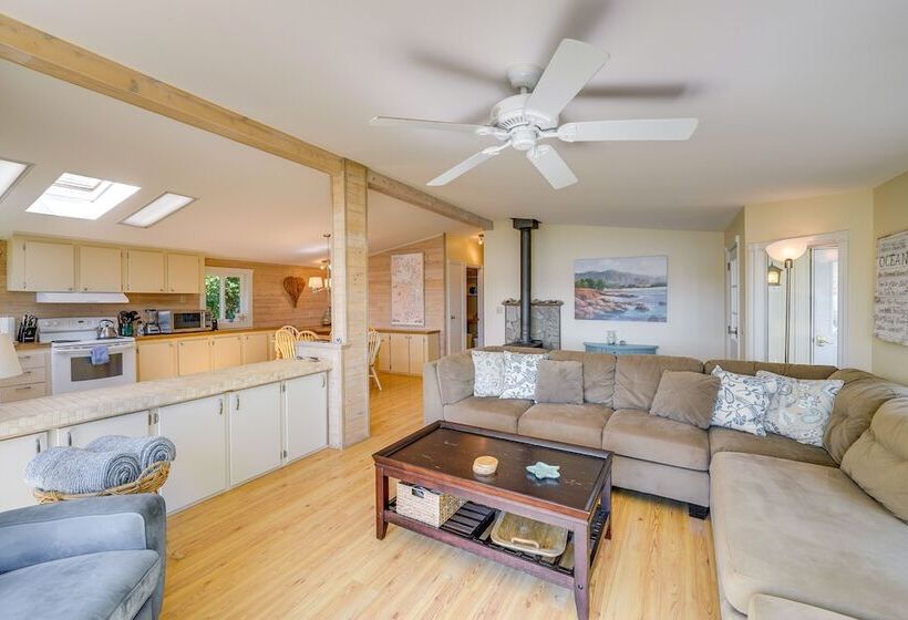 Cozy Langley Retreat: Water Views & Beach Access