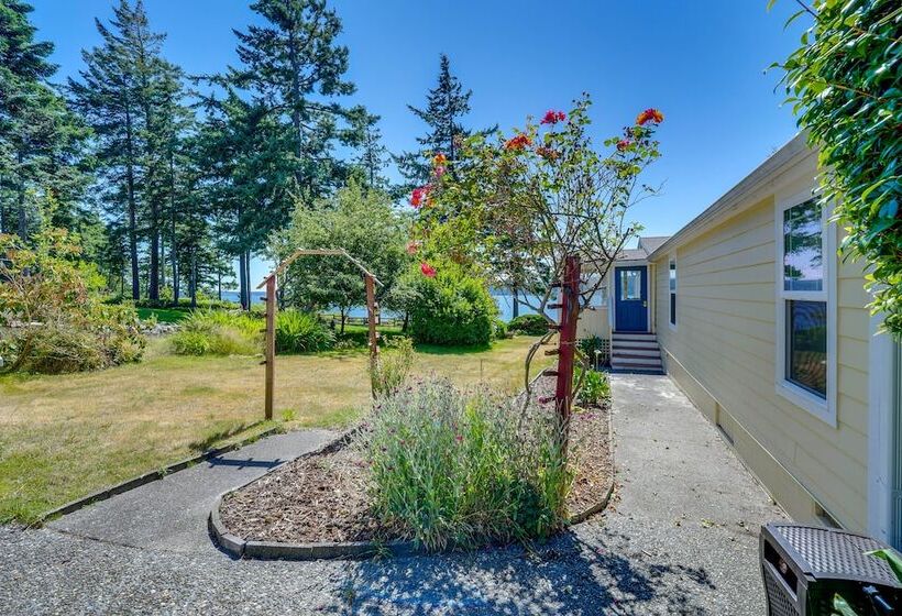 Cozy Langley Retreat: Water Views & Beach Access