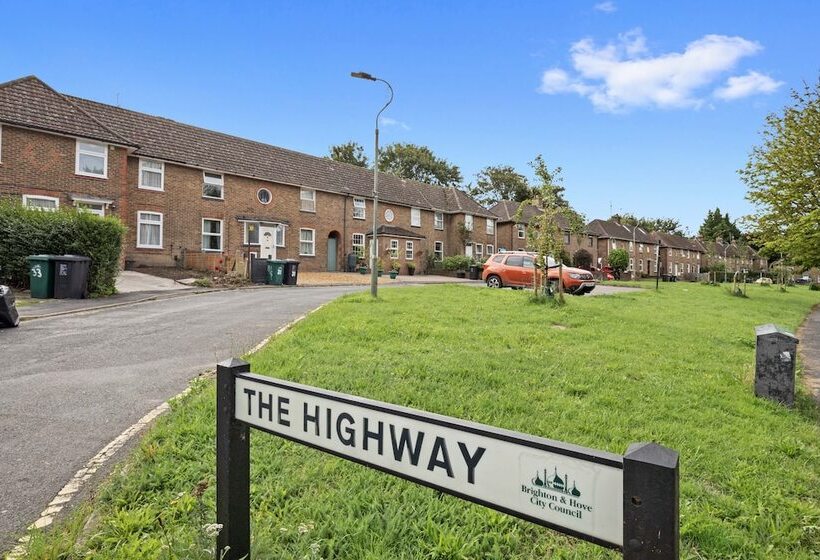 Highway Haven With Free Parking By My Getaways