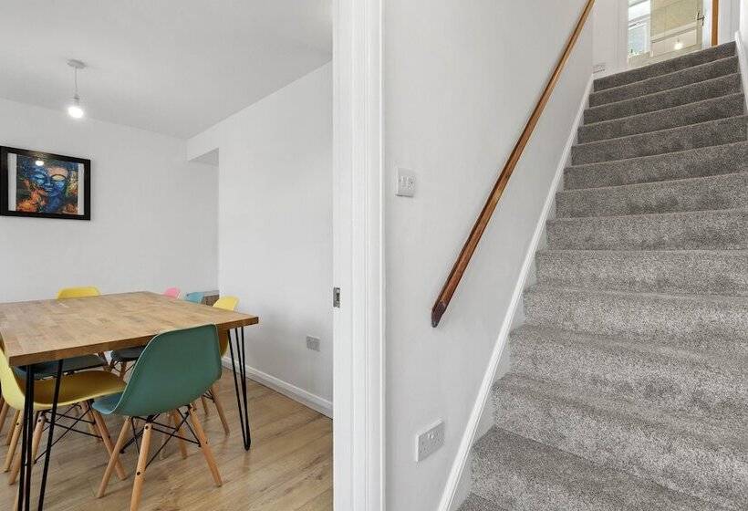 Highway Haven With Free Parking By My Getaways