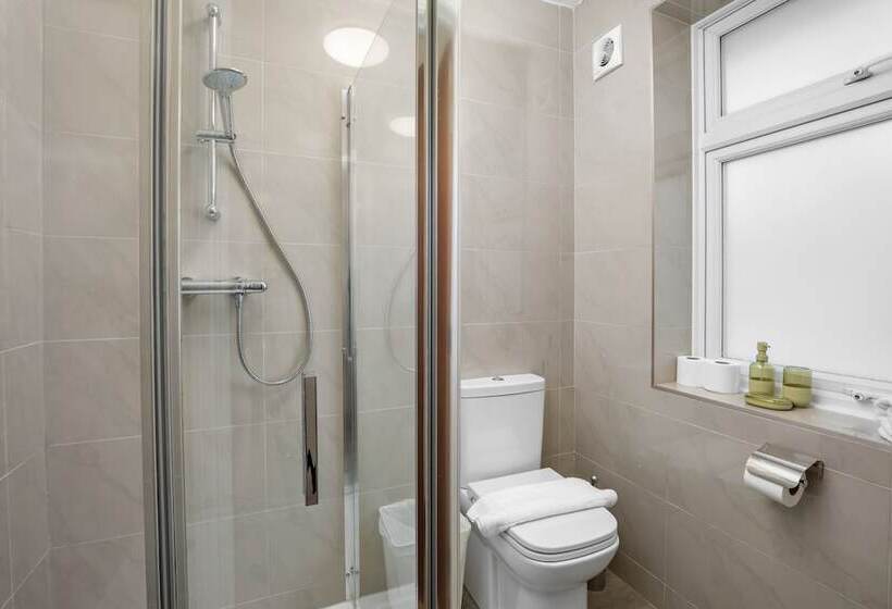 Highway Haven With Free Parking By My Getaways