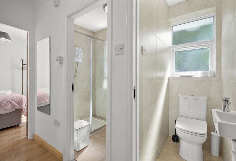 Highway Haven With Free Parking By My Getaways