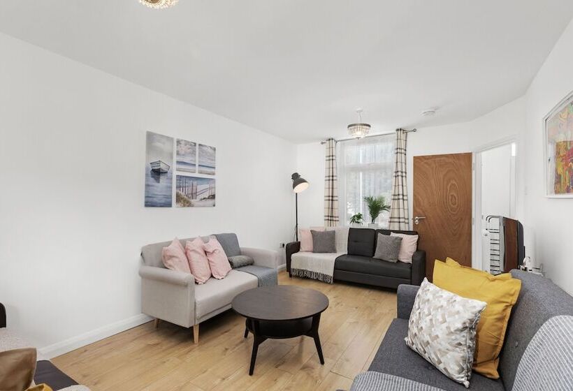 Highway Haven With Free Parking By My Getaways