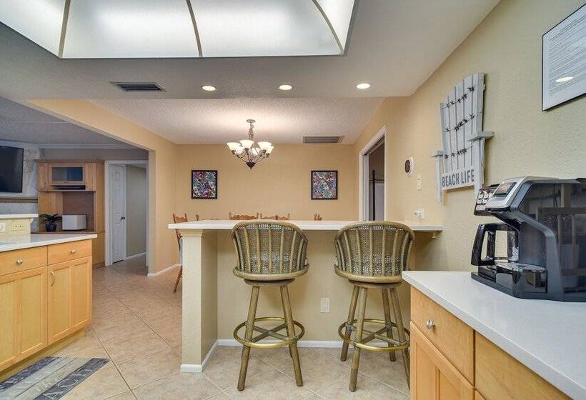 Largo Retreat W/ Private Pool, Slide & Treehouse!