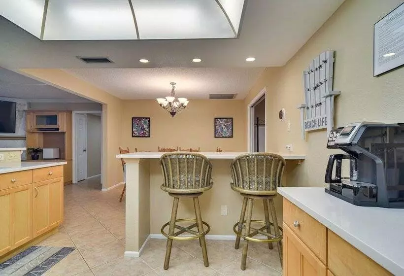 Largo Retreat W/ Private Pool, Slide & Treehouse!