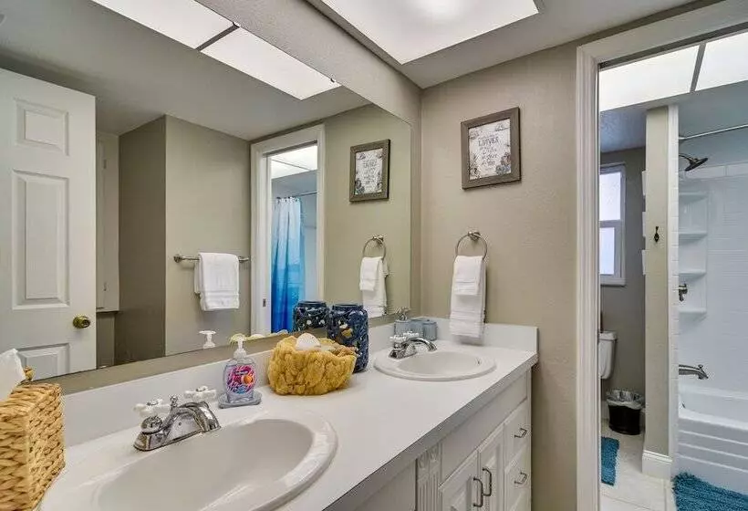 Largo Retreat W/ Private Pool, Slide & Treehouse!