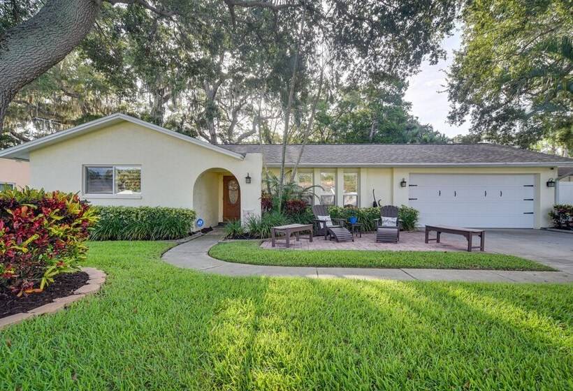 Largo Retreat W/ Private Pool, Slide & Treehouse!