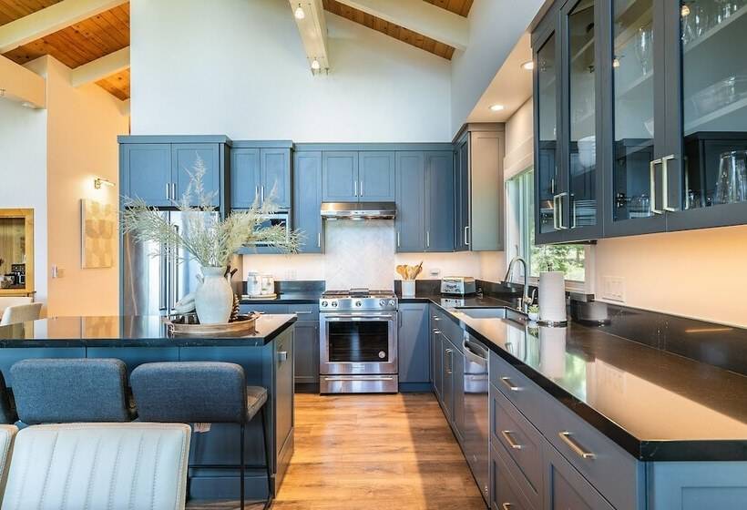 Luxe Tahoe City Cabin W/ Lake Views & Beach Access