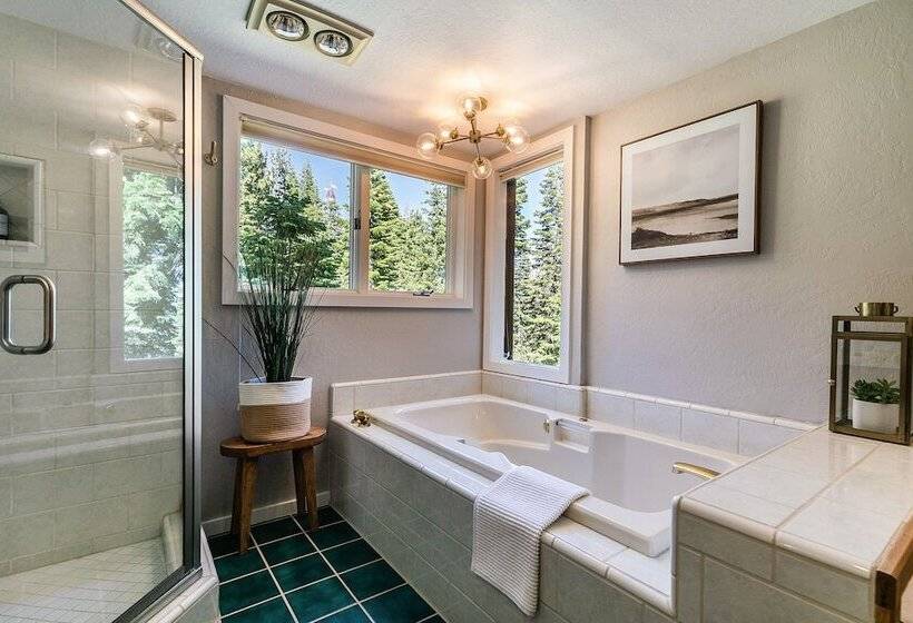 Luxe Tahoe City Cabin W/ Lake Views & Beach Access