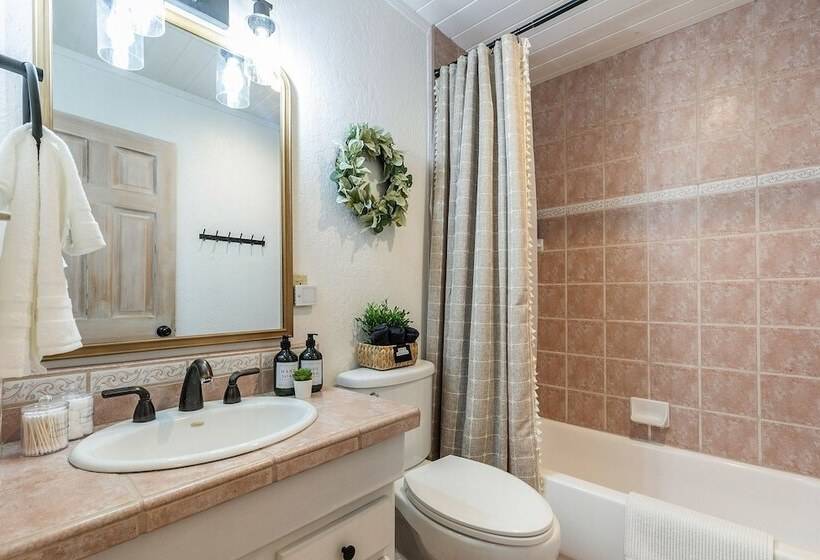 Luxe Tahoe City Cabin W/ Lake Views & Beach Access