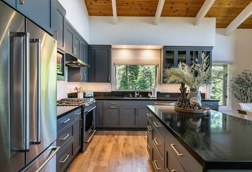 Luxe Tahoe City Cabin W/ Lake Views & Beach Access