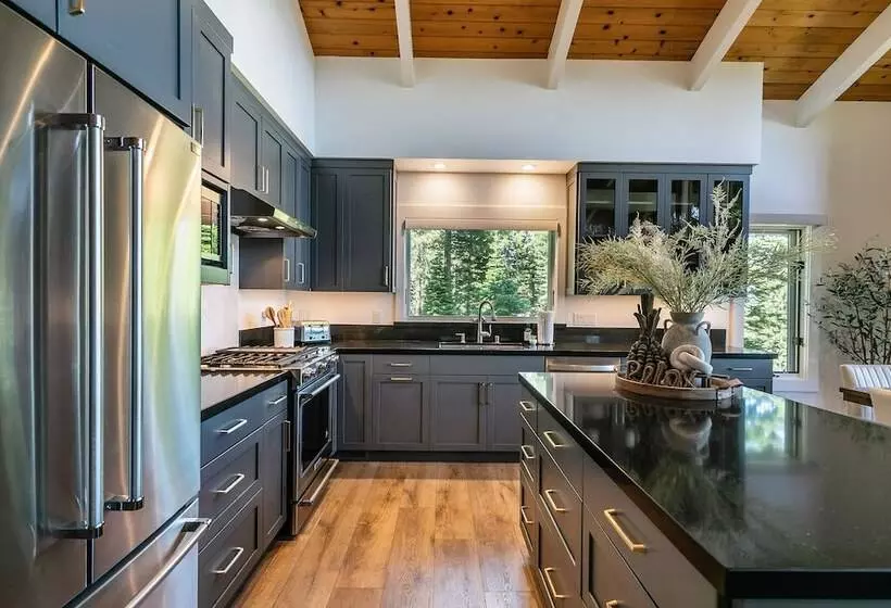 Luxe Tahoe City Cabin W/ Lake Views & Beach Access