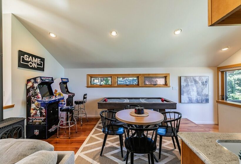 Luxe Tahoe City Cabin W/ Lake Views & Beach Access
