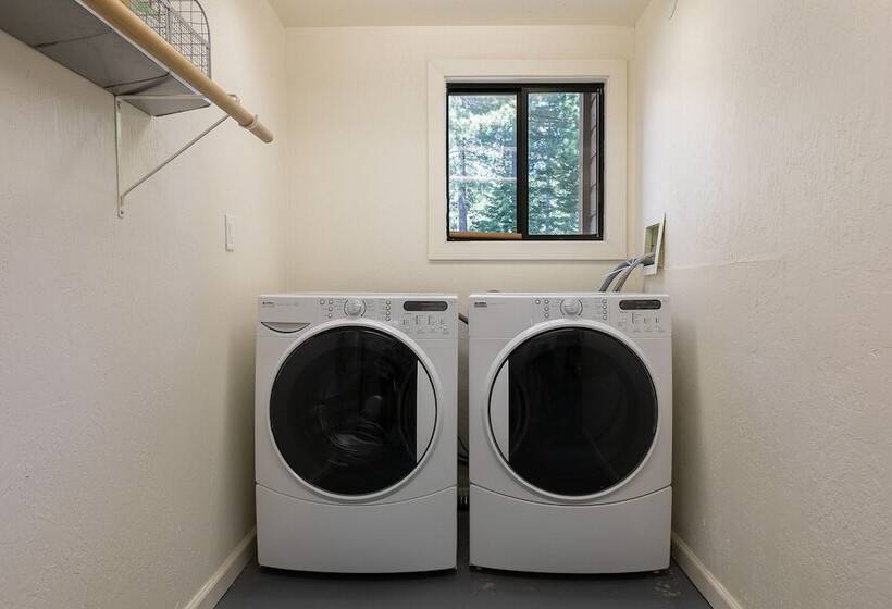 Luxe Tahoe City Cabin W/ Lake Views & Beach Access