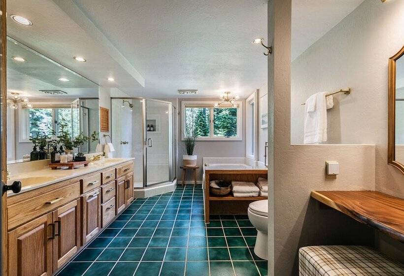 Luxe Tahoe City Cabin W/ Lake Views & Beach Access