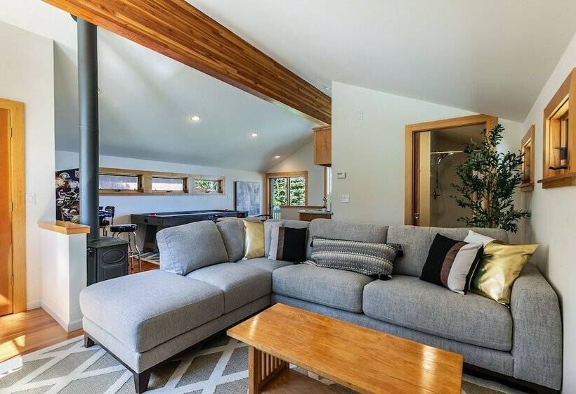 Luxe Tahoe City Cabin W/ Lake Views & Beach Access