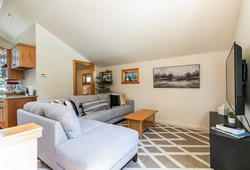 Luxe Tahoe City Cabin W/ Lake Views & Beach Access