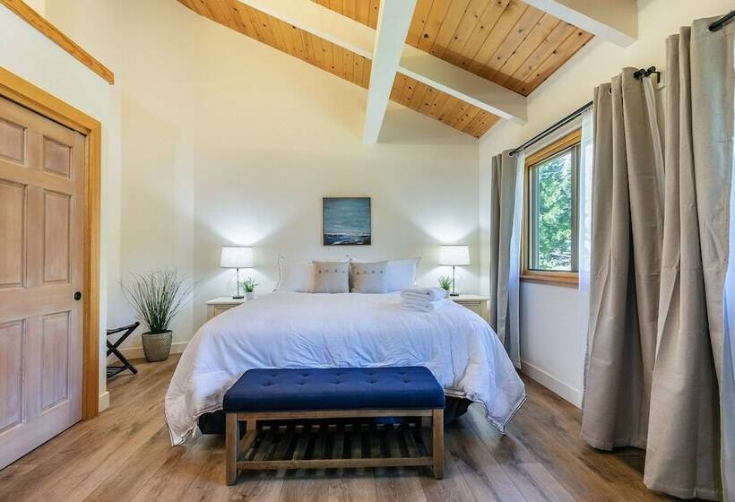 Luxe Tahoe City Cabin W/ Lake Views & Beach Access