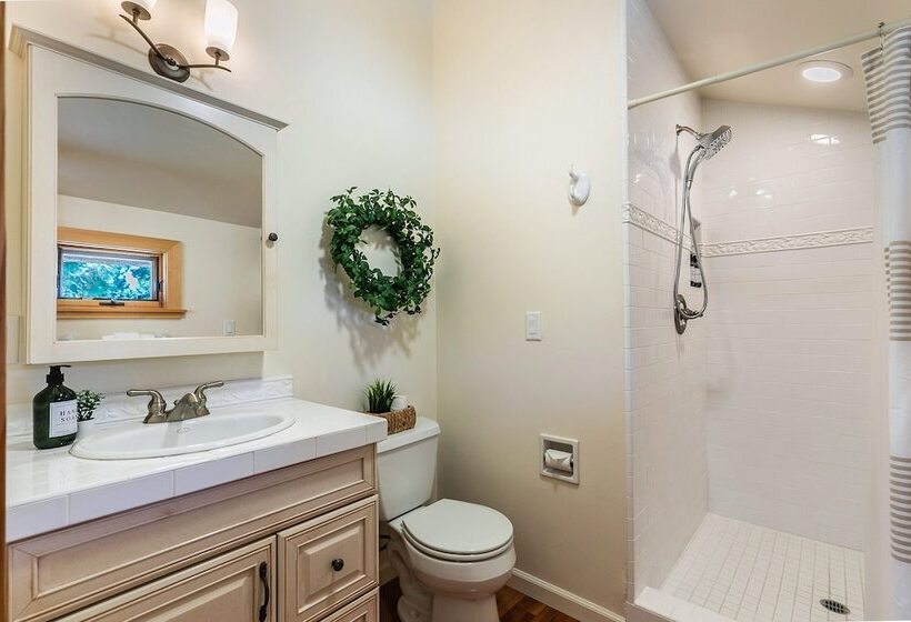 Luxe Tahoe City Cabin W/ Lake Views & Beach Access