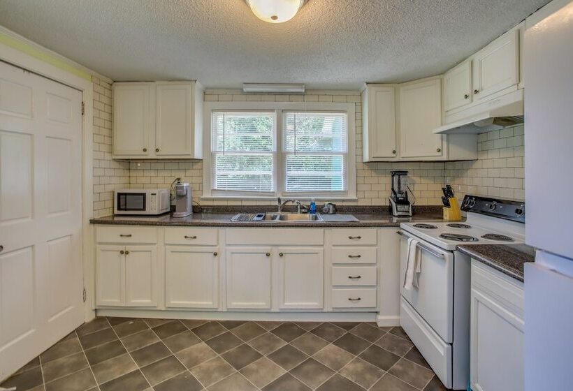 Mid Century Wilmington Cottage: 3 Mi To Riverwalk