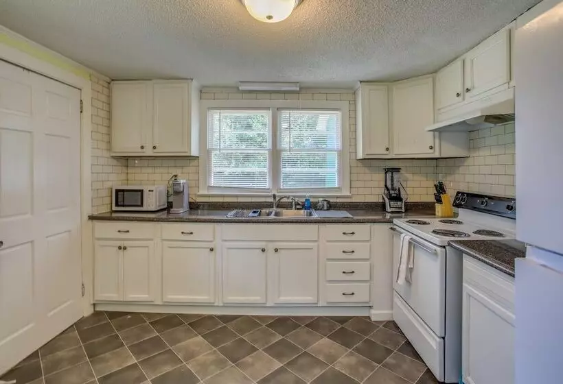 Mid Century Wilmington Cottage: 3 Mi To Riverwalk