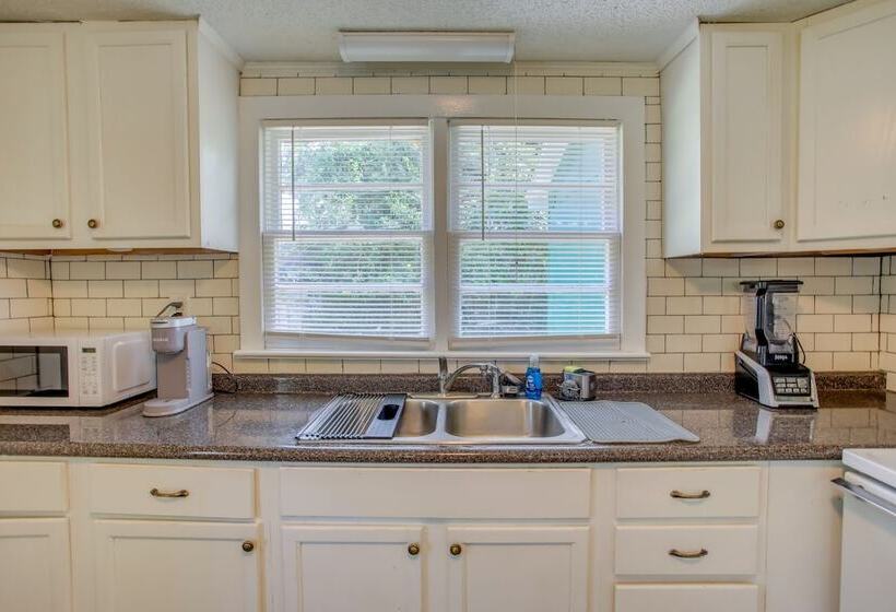 Mid Century Wilmington Cottage: 3 Mi To Riverwalk