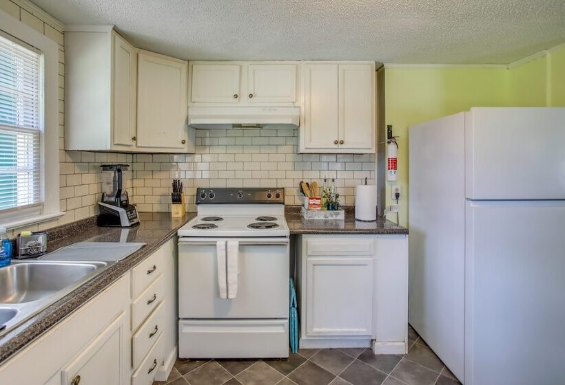 Mid Century Wilmington Cottage: 3 Mi To Riverwalk