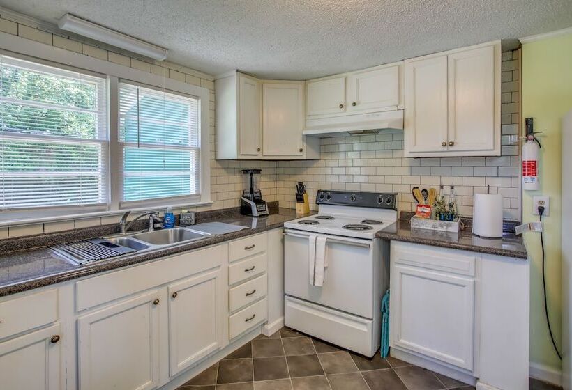 Mid Century Wilmington Cottage: 3 Mi To Riverwalk