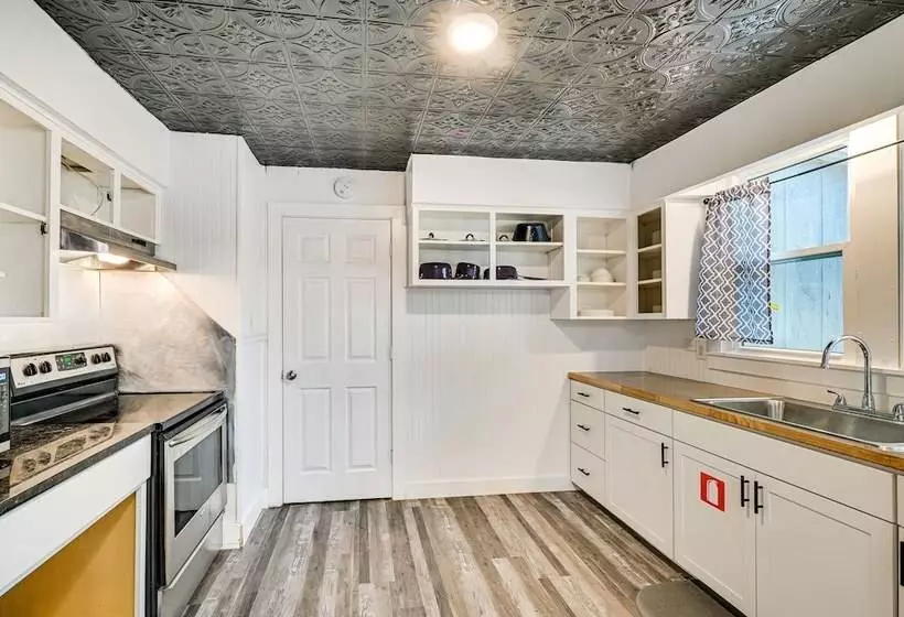 1 Mi To Broadway At The Beach: Home W/ Porch!