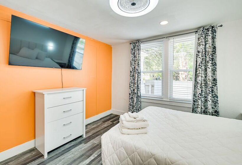 1 Mi To Broadway At The Beach: Home W/ Porch!