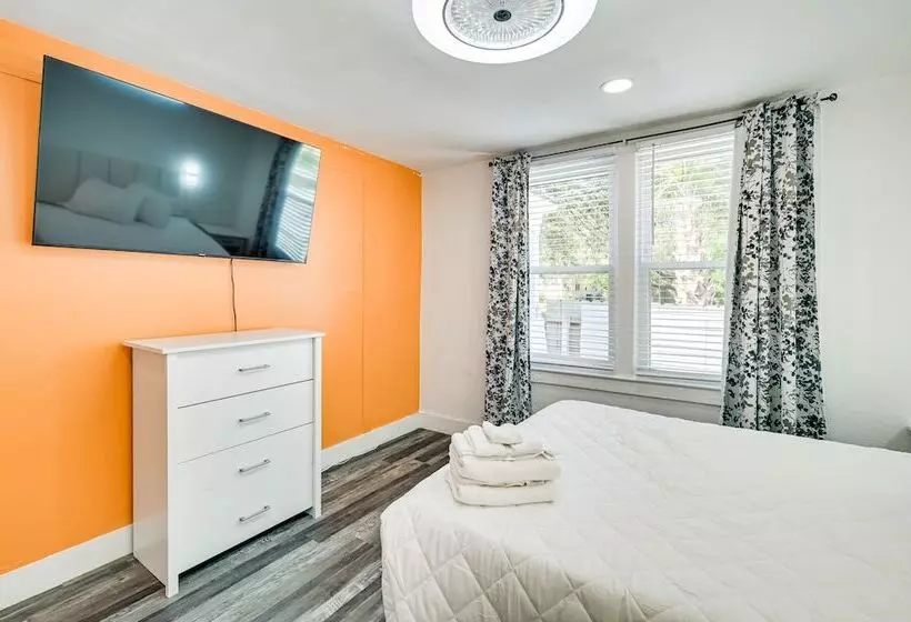 1 Mi To Broadway At The Beach: Home W/ Porch!