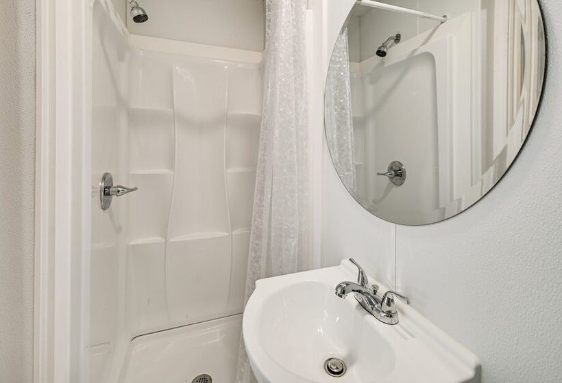 1 Mi To Broadway At The Beach: Home W/ Porch!