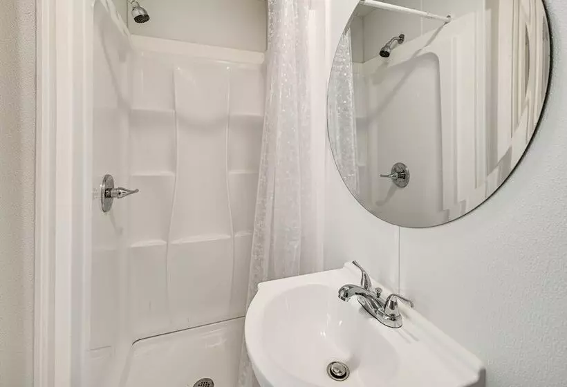 1 Mi To Broadway At The Beach: Home W/ Porch!