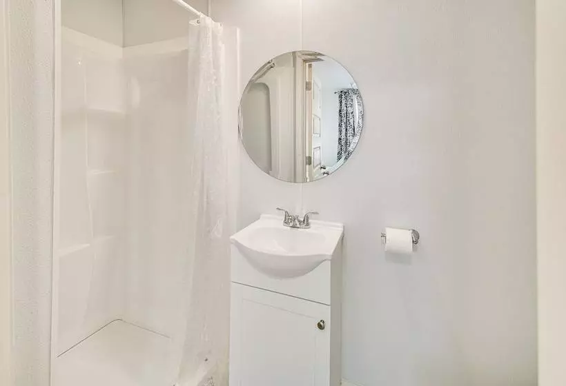 1 Mi To Broadway At The Beach: Home W/ Porch!