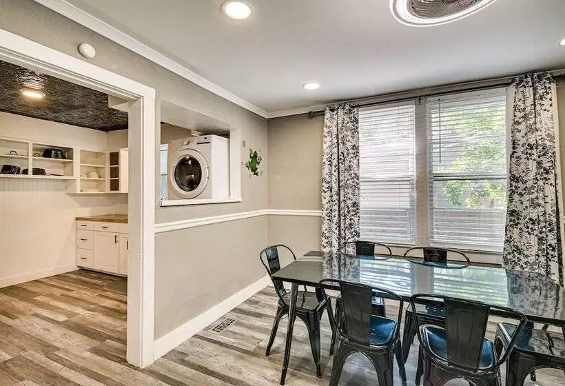 1 Mi To Broadway At The Beach: Home W/ Porch!