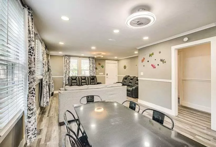 1 Mi To Broadway At The Beach: Home W/ Porch!