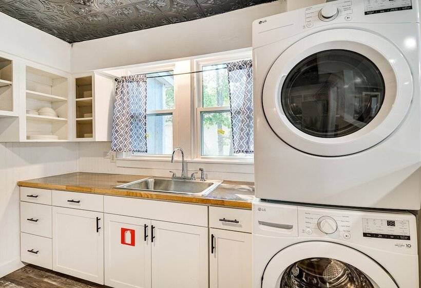 1 Mi To Broadway At The Beach: Home W/ Porch!