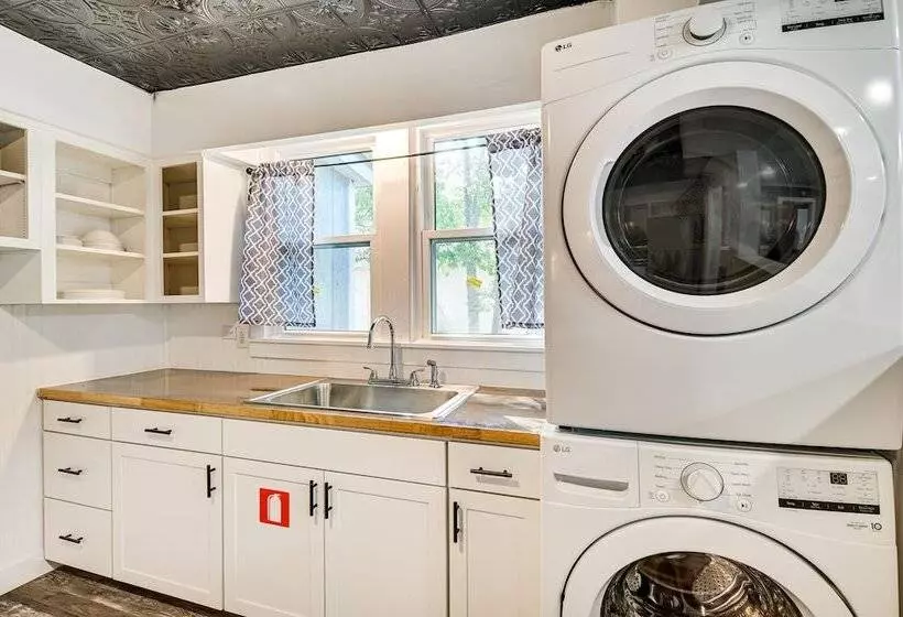 1 Mi To Broadway At The Beach: Home W/ Porch!