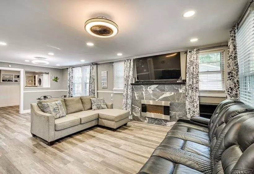 1 Mi To Broadway At The Beach: Home W/ Porch!