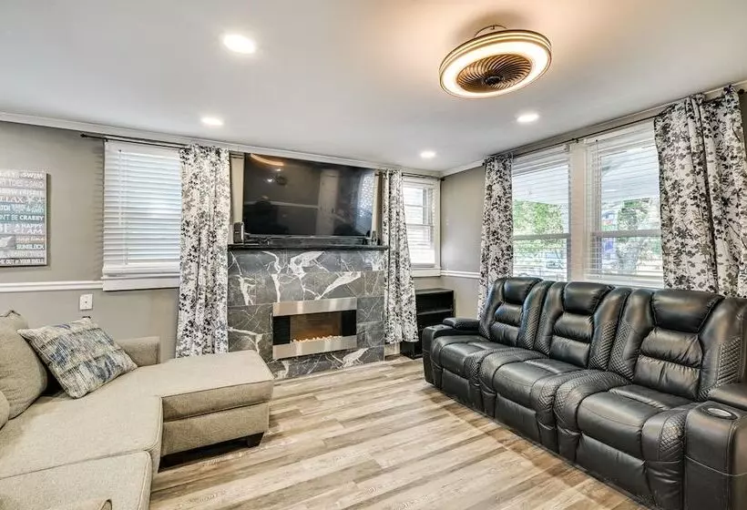 1 Mi To Broadway At The Beach: Home W/ Porch!