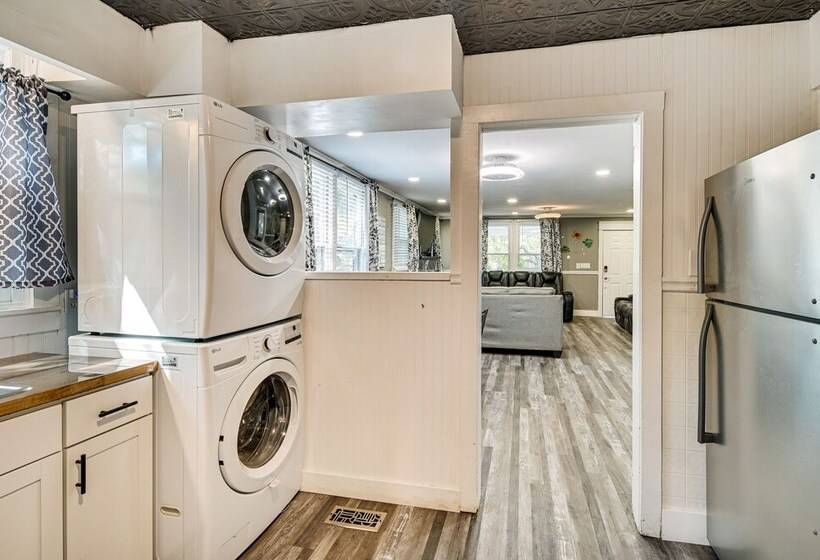 1 Mi To Broadway At The Beach: Home W/ Porch!