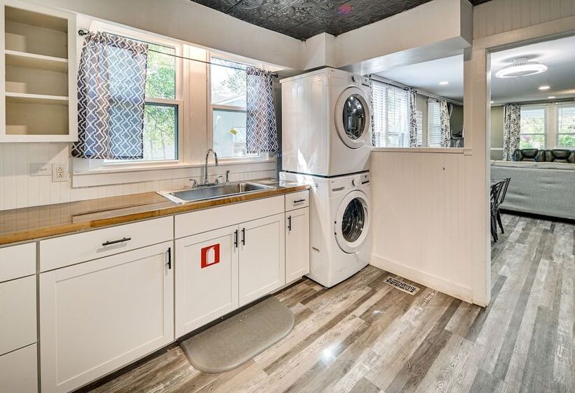 1 Mi To Broadway At The Beach: Home W/ Porch!