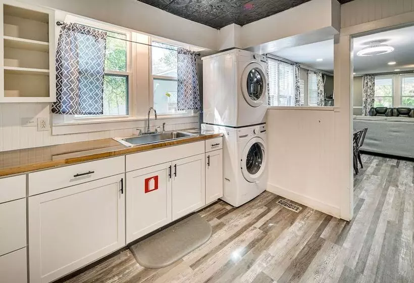 1 Mi To Broadway At The Beach: Home W/ Porch!