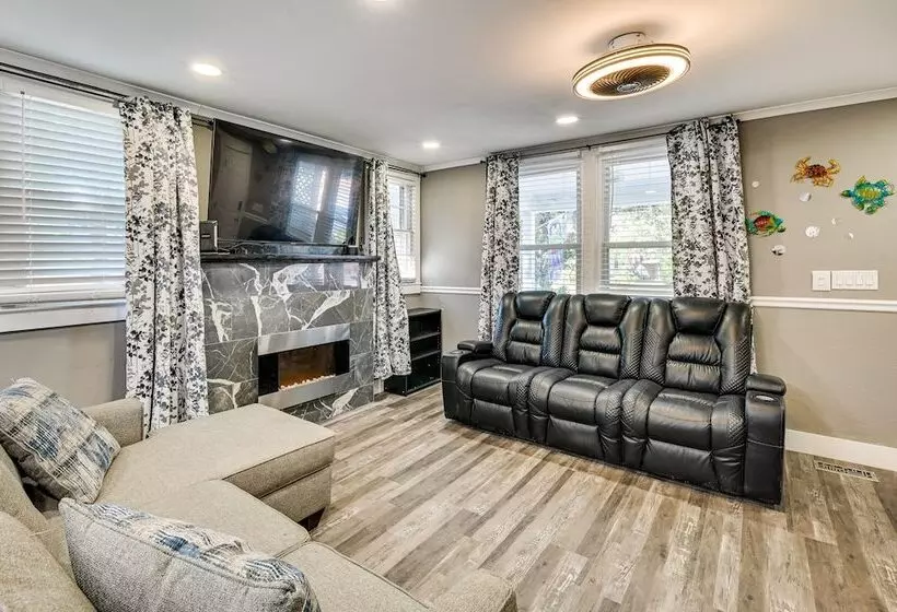 1 Mi To Broadway At The Beach: Home W/ Porch!